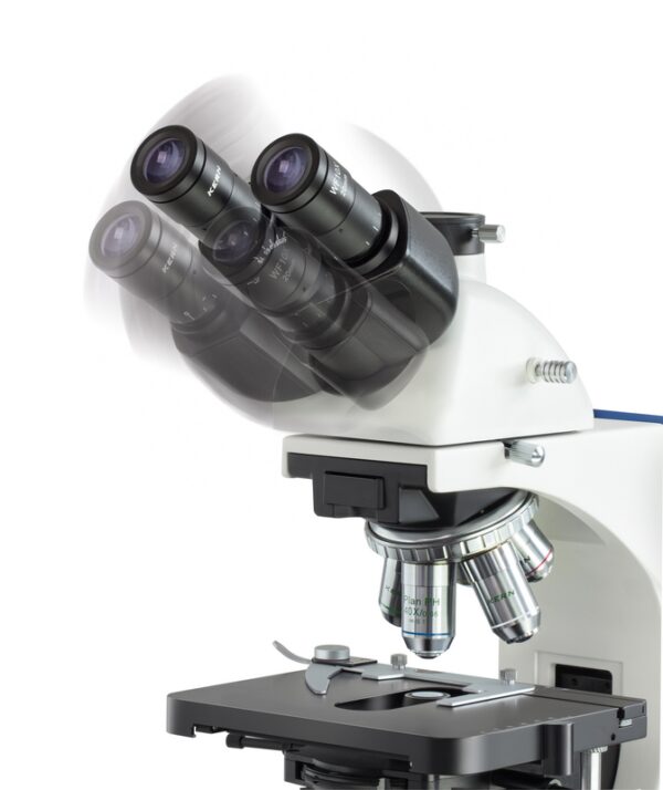 Photo d'une tête de microscope OBB montée sur le microscope